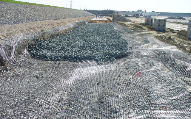 Spevnenie dna sedimentačnej nádrže cukrovaru v Dobrovicích