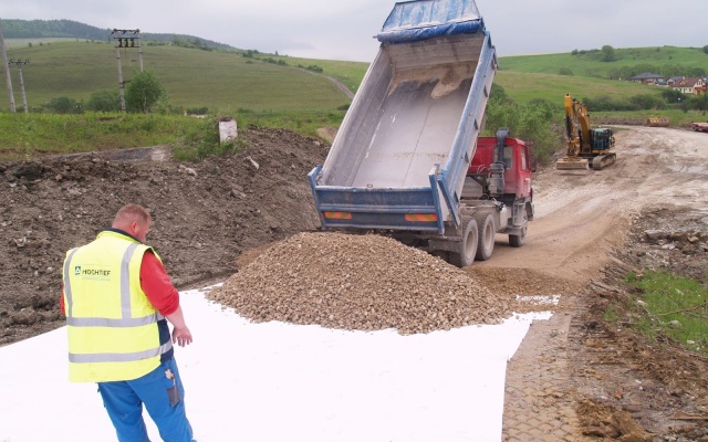 Separácia konštrukčných vrstiev prístupovej cesty k tunelu Ovčiarsko