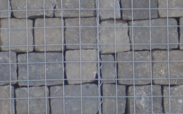 Gabiónový múrik pri kostole Barca v Košiciach