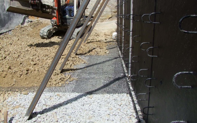 Výstavba vystužených oporných múrov v rámci modernizácie železnice na trati Rokycany Plzeň