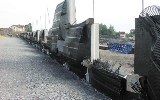 Oporná stena z veľkoplošných panelov na diaľnici D47 v Ostrave (rampa 3 MÚK Rudná)