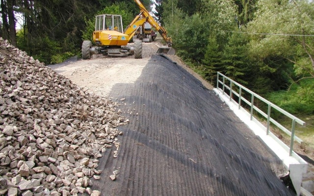 Protierózna ochrana krídel železničného mosta pri obci Urbaneč