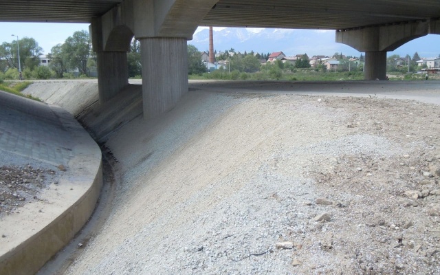 Protierózna ochrana svahov odvodňovacej priekopy v Poprade