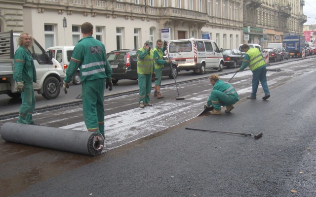 Celoplošná ochrana pred trhlinami na ulici Koliště v Brne