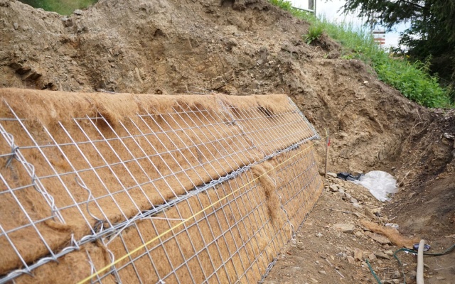 Jemnice, vystužený svah pod cestou