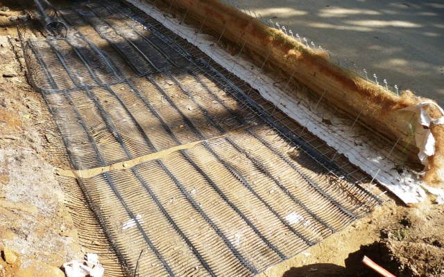 Výškové oddelenie cesty a cyklotrasy strmým svahom v Prášilech na Šumave