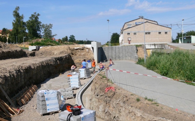 Oporné múry zo systému z vystuženej zeminy vo Chvaleticích
