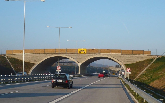 Ekodukty na cestnom okruhu okolo Prahy na úseku medzi Vestcom a Lahovicami