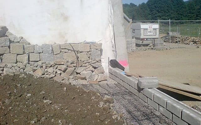 Oporná stena z vystuženej zeminy na železničnom koridore Votice - Benešov