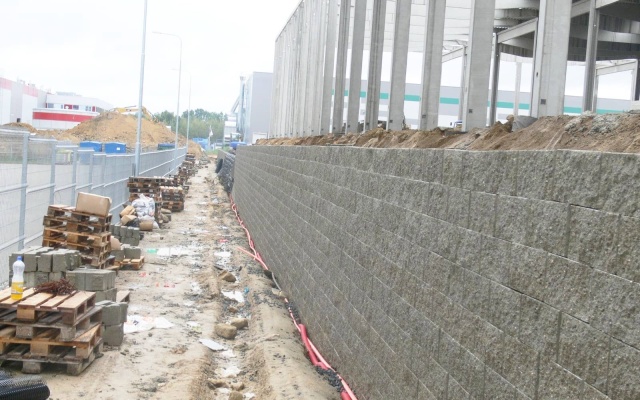 Liberec, oporný múr v areáli VGP parku