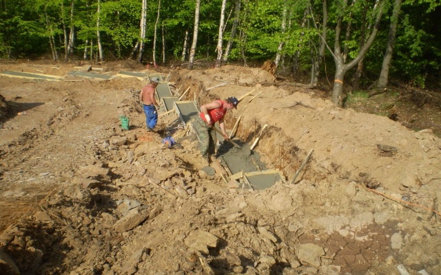 Oporný múr vyrovnávajúci strmý terén stanice lanovej dráhy zjazdovky v Klínech