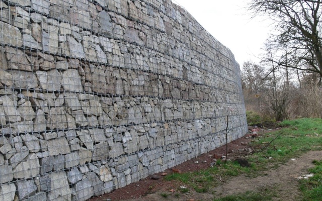 Oporný múr s lícom z prírodného kameňa v Ivančiciach