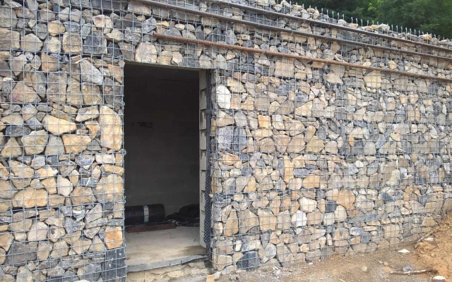 Řícmanice, oporné múry na vyrovnanie pozemku vo svahu