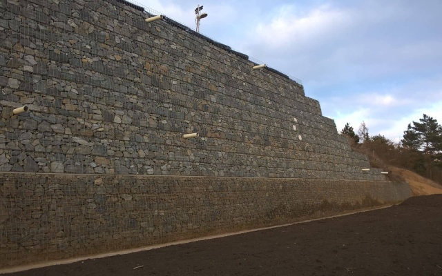 Lelekovice, nadstavba múru