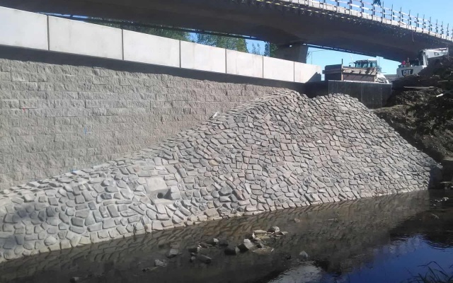 Děčín - Vilsnice, oporný múr z vystuženej zeminy pozdĺž Jílovského potoka