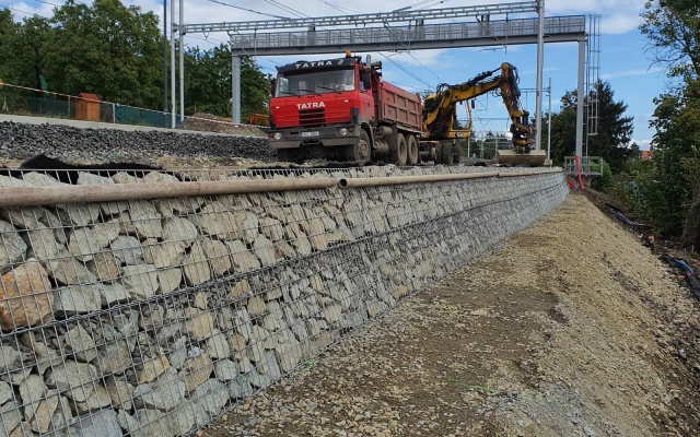 Praha - Rajská zahrada – vystužená oporná konštrukcia pod nástupišťom