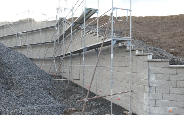 Oporné múry v priemyselnom parku v Ostrove nad Ohří