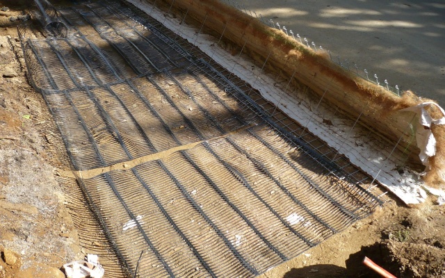 Výškové oddelenie cesty a cyklotrasy strmým svahom v Prášilech na Šumave