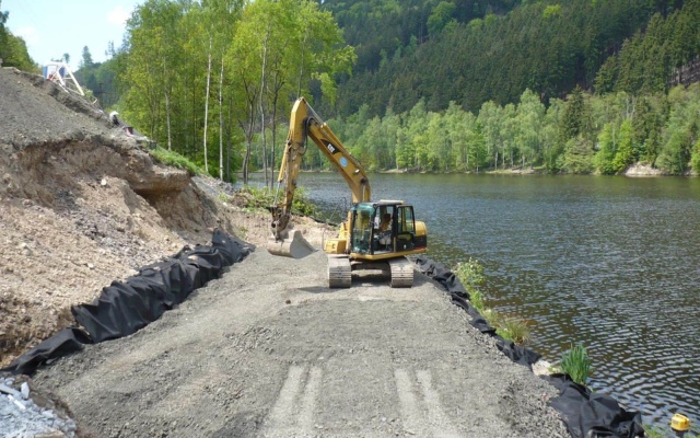 Vybudovanie spevnených plôch na svahovitom pozemku pri Karlových Varoch