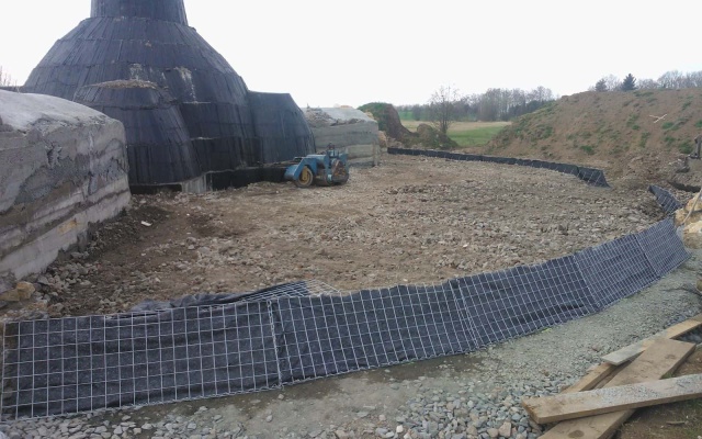 Vystužené zemné teleso s vnútornou umelou jaskyňou pri Olomouci