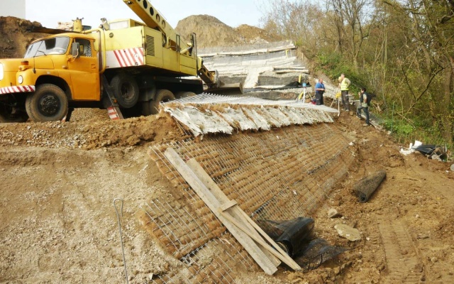 Rozšírenie násypu pozemnej komunikácie na predmestí Vyškova