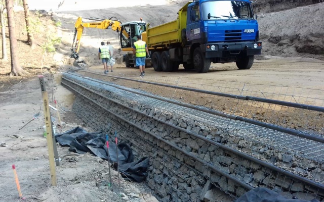 Strmé svahy z vystuženej zeminy realizované v rámci preložky cesty II/150