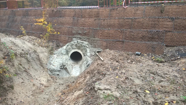 Troskovice, Cesta III/28115, strmý svah z vystuženej zeminy