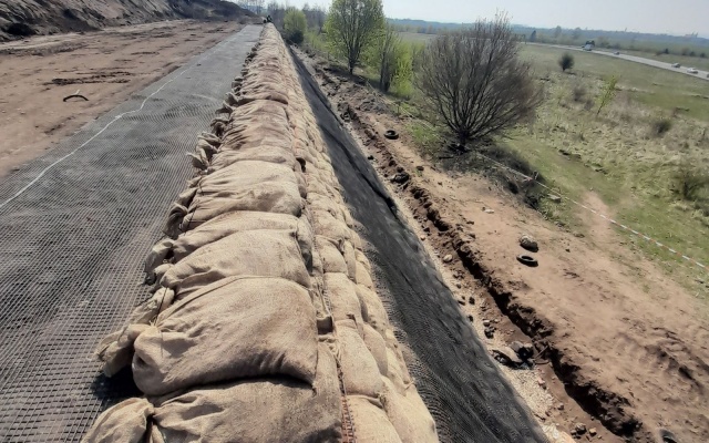 Strmý svah na hranici pozemku – technologické centrum Švédske šance