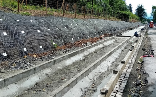 Zabezpečenie stability svahu zemnými kotvami na ceste III/48414 v Lubne