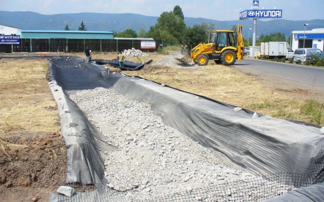 Založení haly na podmáčeném území pomocí roznášecí platformy s geomřížemi Tensar