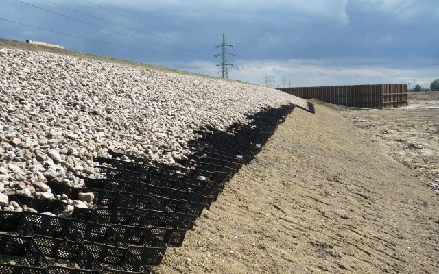 Ochrana svahov sedimentačnej nádrže cukrovaru v Dobrovicích pomocou geobuniek