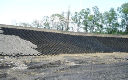 Ochrana svahov sedimentačnej nádrže cukrovaru v Dobrovicích pomocou geobuniek