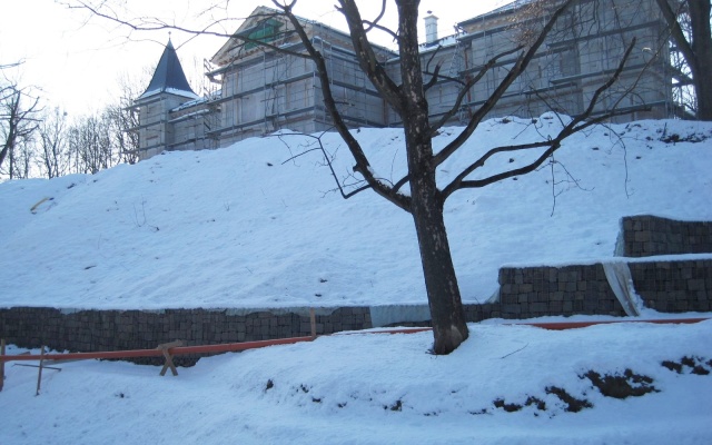 Gabiónový múrik pri kostole Barca v Košiciach