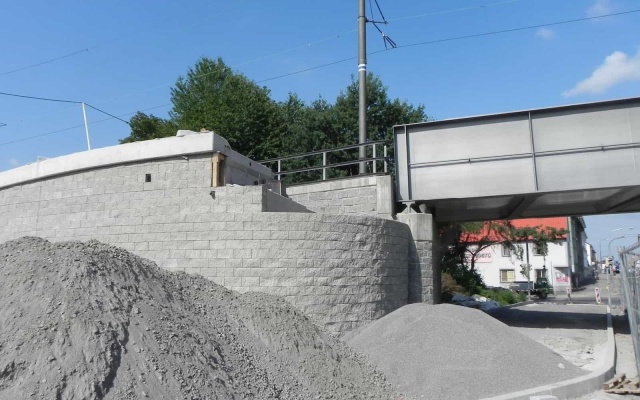 Oporný múr lávky na železničnej trati Tábor – Bechyně