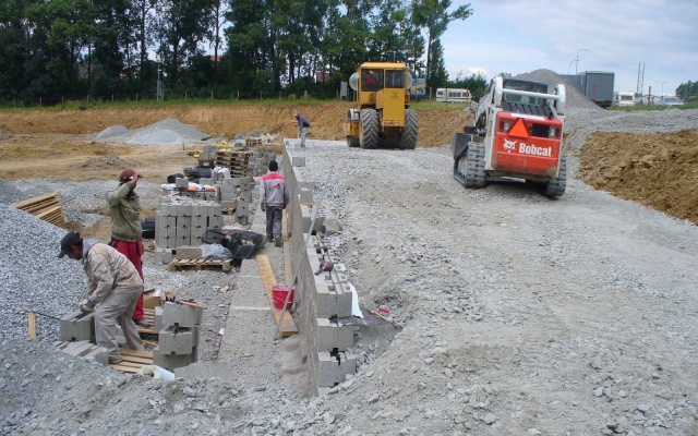 Oporná konštrukcia pre založenie obchodného domu v Boskoviciach