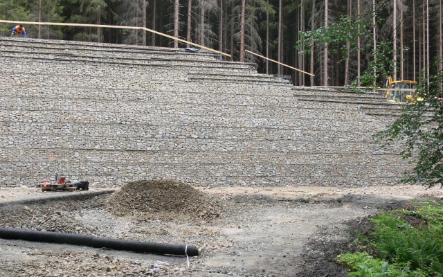 Strmé svahy z vystuženej zeminy realizované v rámci preložky cesty II/150