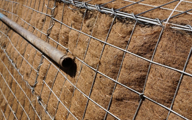 Jemnice, vystužený svah pod cestou