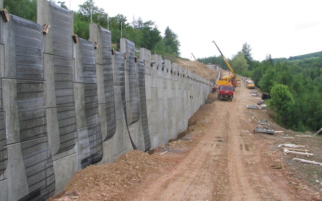 Oporný múr z veľkoplošných panelov na preložke cesty I/7 Chomutov – Křimov