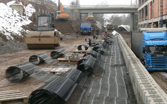 Oporný múr v areáli obchodného centra v Jihlave