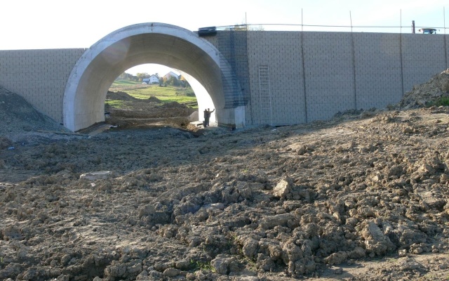 Oporné múry mostných objektov v Hornom Žukova