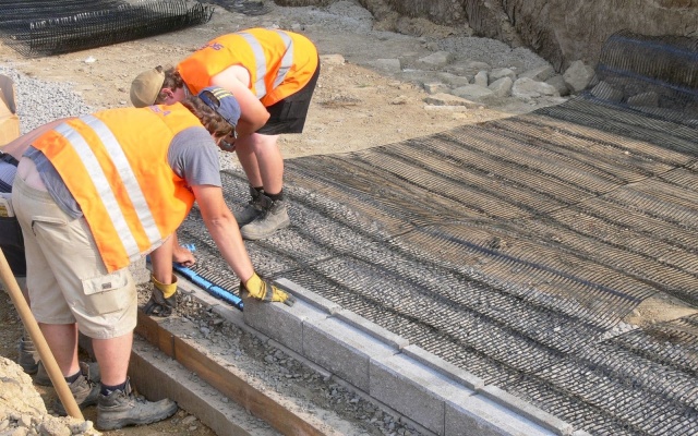 Oporné múry zo systému z vystuženej zeminy s lícom z drobných betónových tvaroviek a vystužené strmé svahy v Bučoviciach