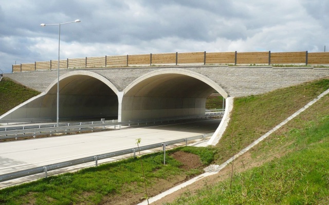 Ekodukty na cestnom okruhu okolo Prahy na úseku medzi Vestcom a Lahovicami