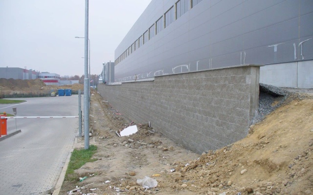 Liberec, oporný múr v areáli VGP parku