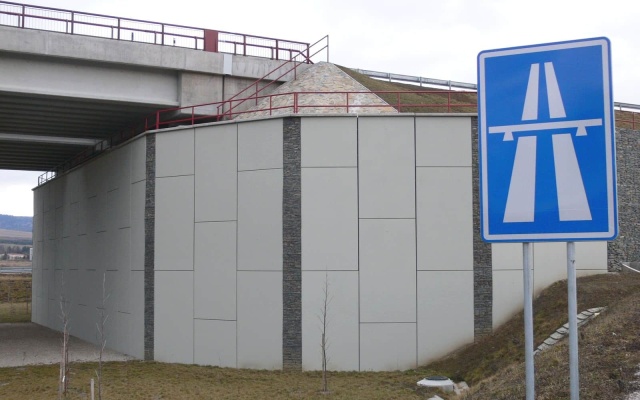 Mostné opory z vystuženej zeminy na diaľnici D1 pri Levoči
