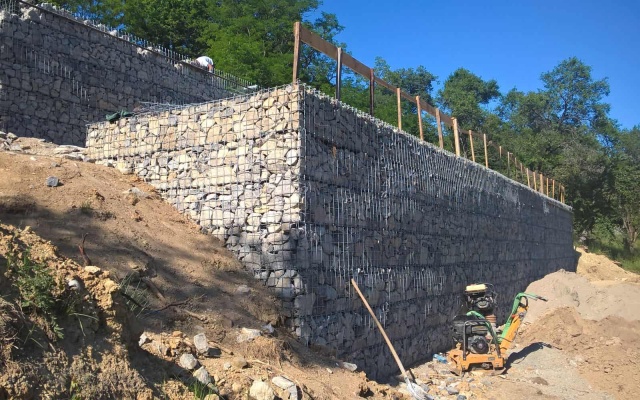 Řícmanice, oporné múry na vyrovnanie pozemku vo svahu