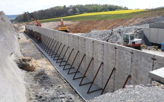 Výstavba vystužených oporných múrov v rámci modernizácie železnice na trati Rokycany Plzeň