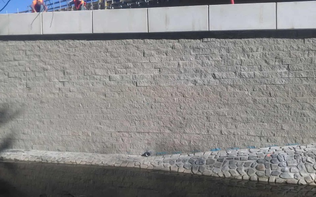 Děčín - Vilsnice, oporný múr z vystuženej zeminy pozdĺž Jílovského potoka