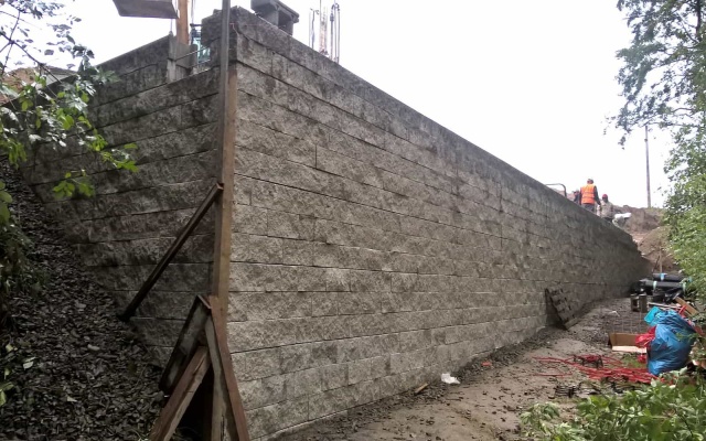 Žďár nad Sázavou, novostavba RD, oporný múr z vystuženej zeminy