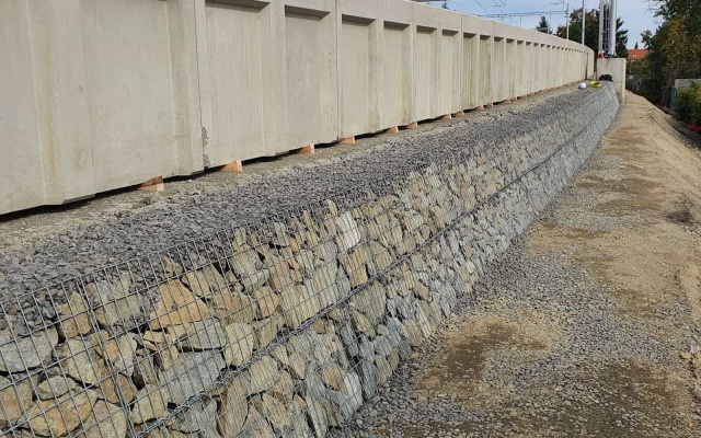 Praha - Rajská zahrada – vystužená oporná konštrukcia pod nástupišťom