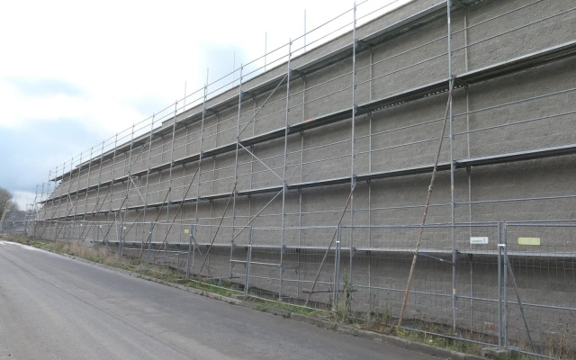 Oporné múry v priemyselnom parku v Ostrove nad Ohří